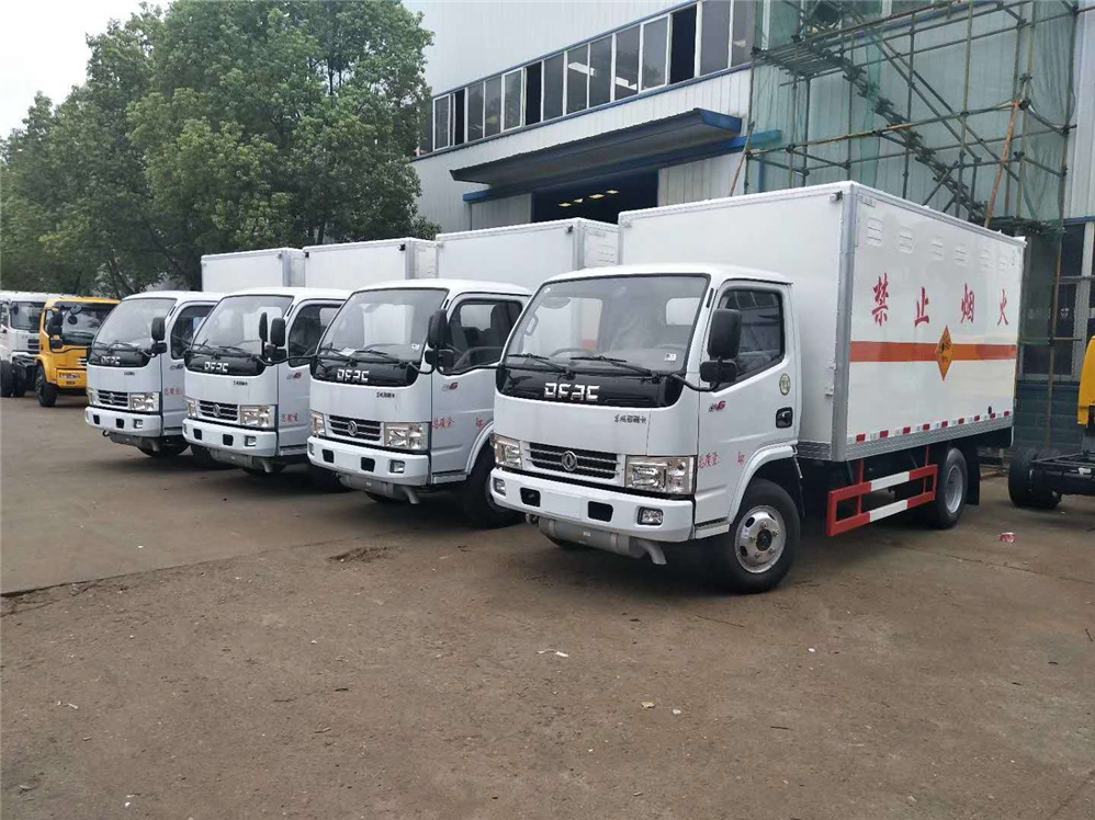江西彭总订购的7台东风小多利卡危险品厢式运输车